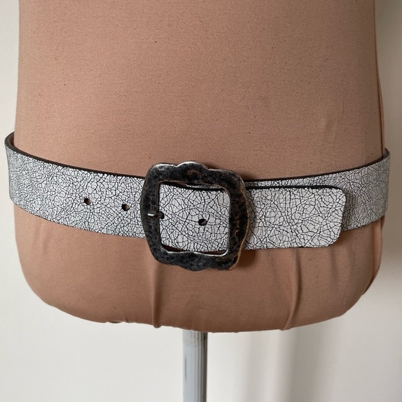 Streets Ahead Crackle Leather White Black Antiqued Hammered Metal Buckle Belt M